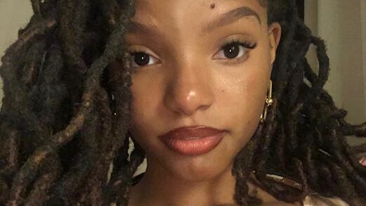 Halle Bailey è La Sirenetta. Scatta la polemica: "Non rispetta il personaggio originale"