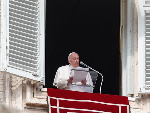 Papa Francesco dall'ambasciatore su un'utilitaria "Sono addolorato e angosciato"