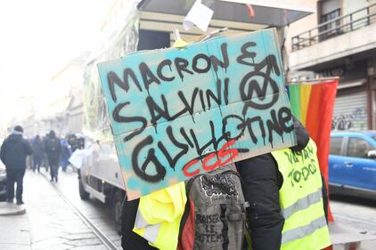 "Salvini ghigliottina", la violenza degli studenti contro la Lega 1