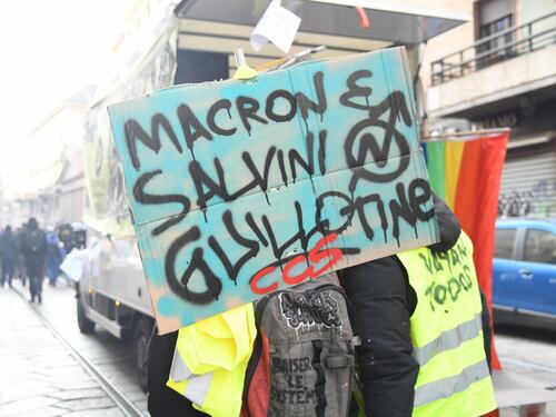 "Salvini ghigliottina", la violenza degli studenti contro la Lega