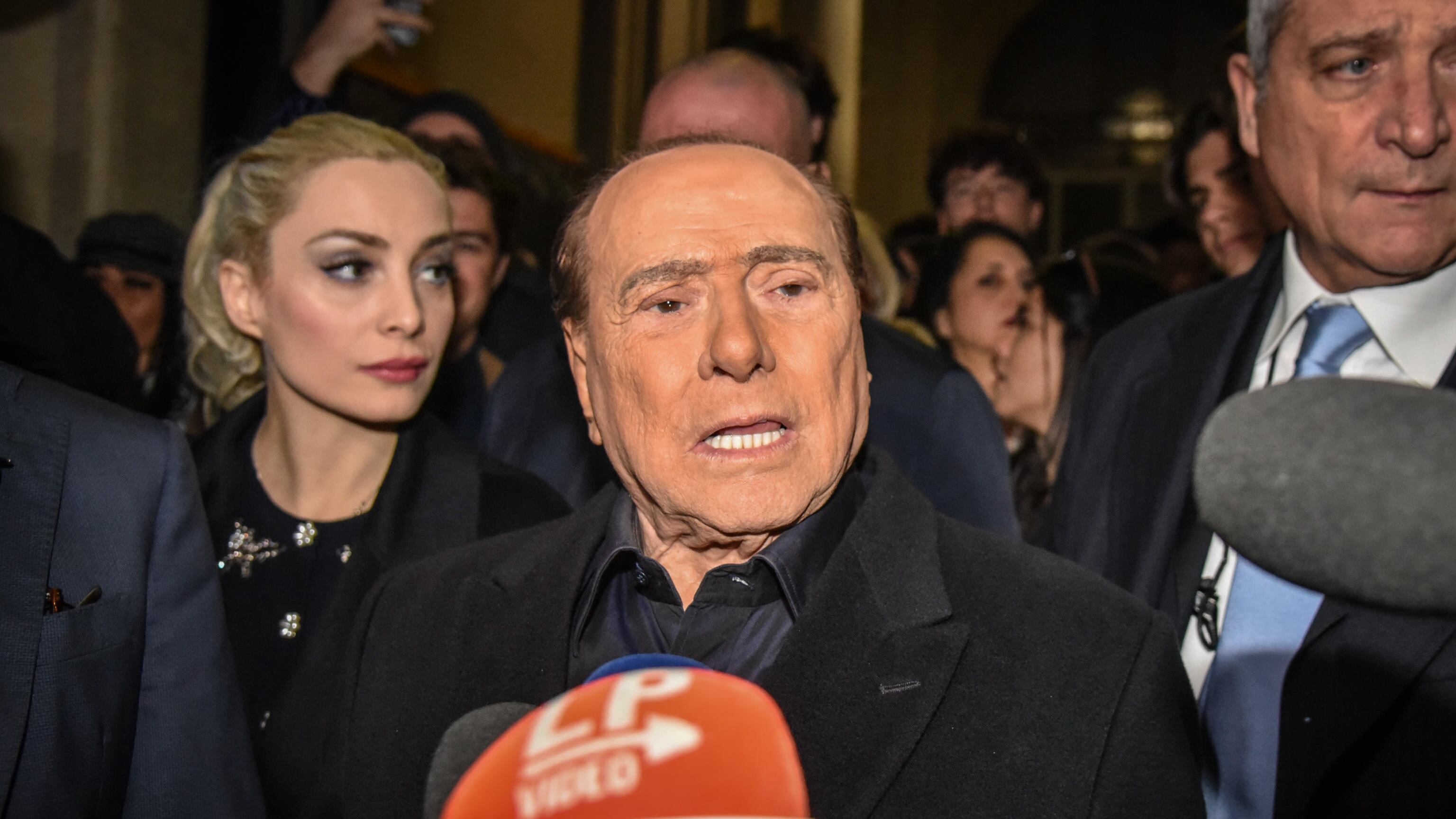 "Rischio default" Berlusconi dice sì allo stop di Giorgia e apre il confronto. Fi: subito un tavolo