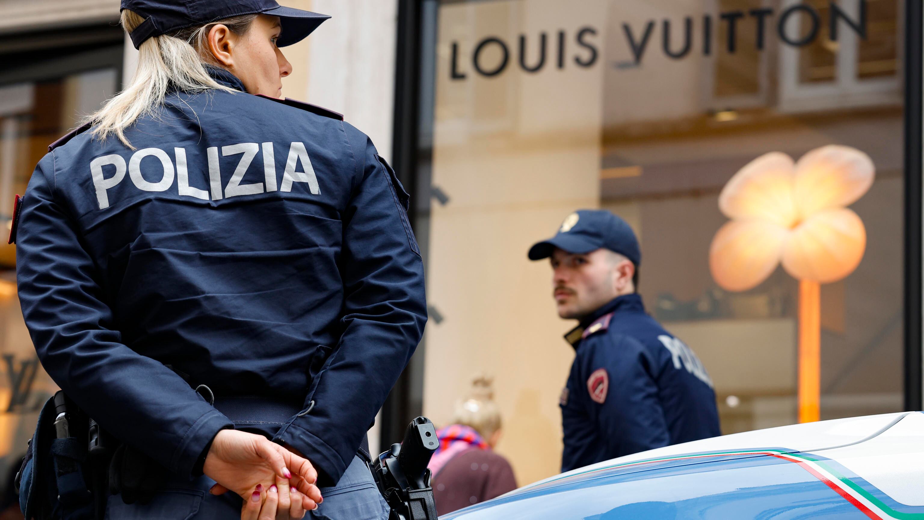 Maxi furto da Louis Vuitton a Roma: caccia a tre uomini