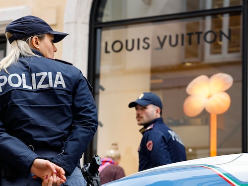 Maxi furto da Louis Vuitton a Roma: caccia a tre uomini