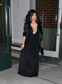 Kim Kardashian sexy: è quasi fuori di seno 7