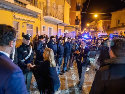 Applausi e bandiere per Giorgia Meloni a Cutro: le immagini che non vengono mostrate