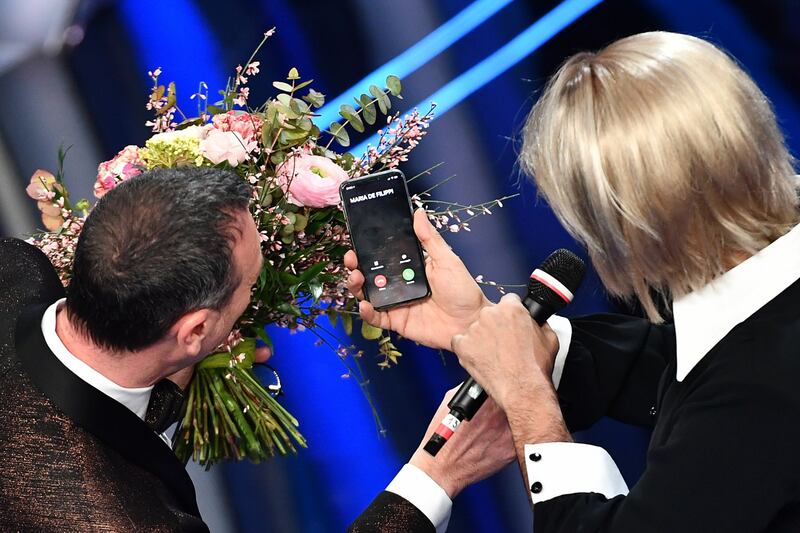 Sanremo, Fiorello imita la De Filippi 6