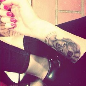 Miley Cyrus: prima sbronza poi tatoo della nonna 2