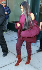 Kim Kardashian hot: bionda e scollata su Twitter 18