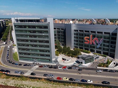 Vuole entrare nella sede di Sky. I vigilanti lo fermano e muore
