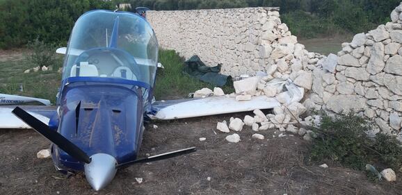 Tragedia sfiorata nel Leccese, aereo precipita contro un muretto a secco 2