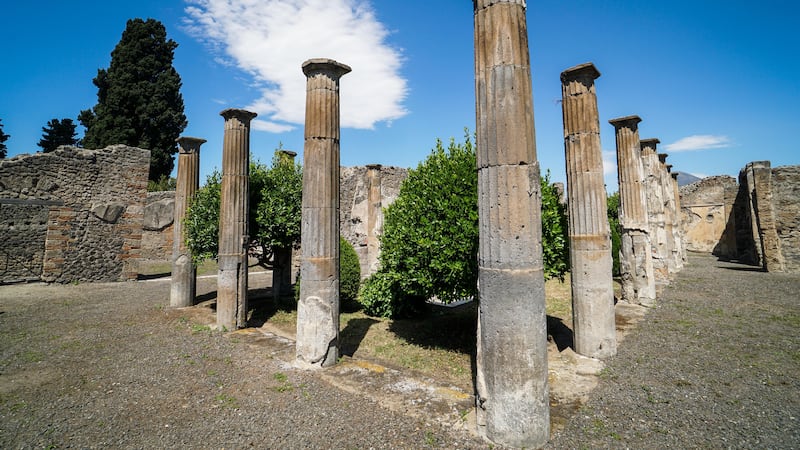 Si finge guida turistica e violenta un 17enne: arrestato il custode degli scavi di Pompei