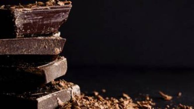 Barra al cioccolato in testa a collega: trauma cranico