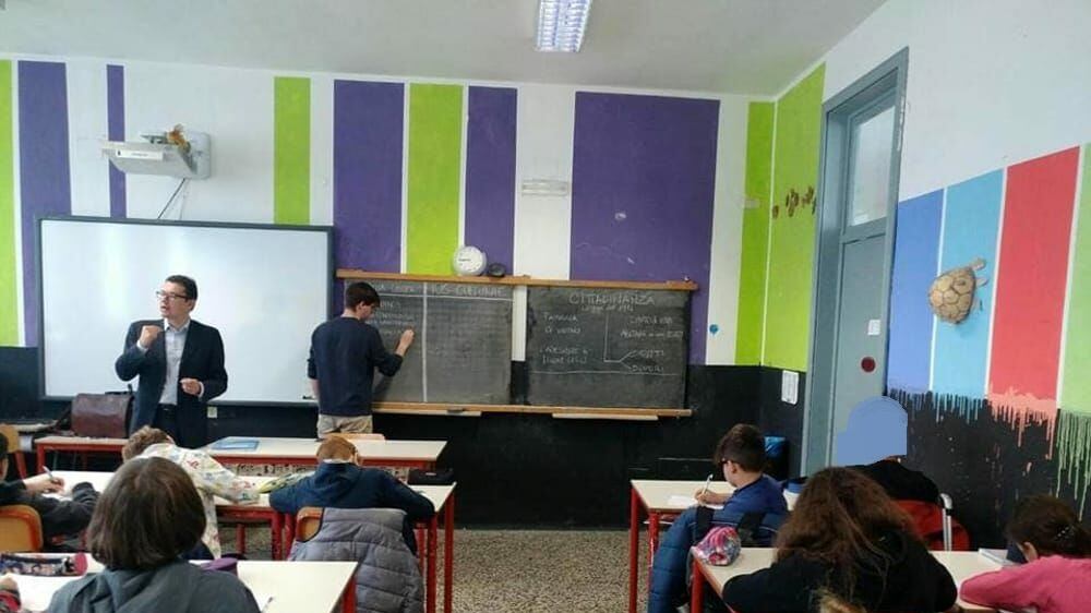 Il Pd pizzicato perde la testa. "Noi ancora nelle scuole"
