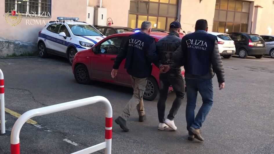 Rapina anziana signora alla fermata dell'autobus: in manette 42enne georgiano
