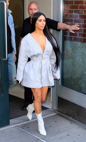 Kim Kardashian hot: bionda e scollata su Twitter 39