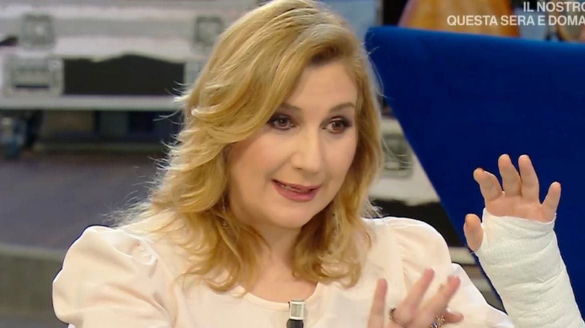 In onda col gesso al braccio. Cosa è successo a Serena Bortone