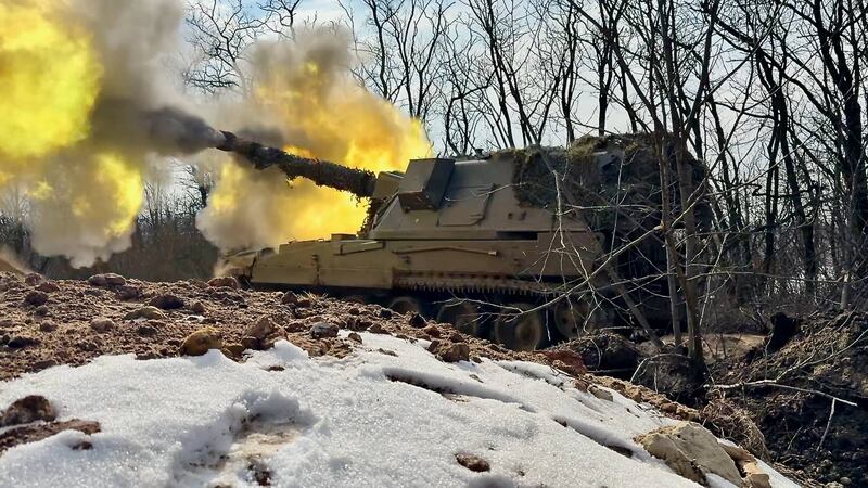 Fuoco di batteria contro le postazioni russe nel Donbass