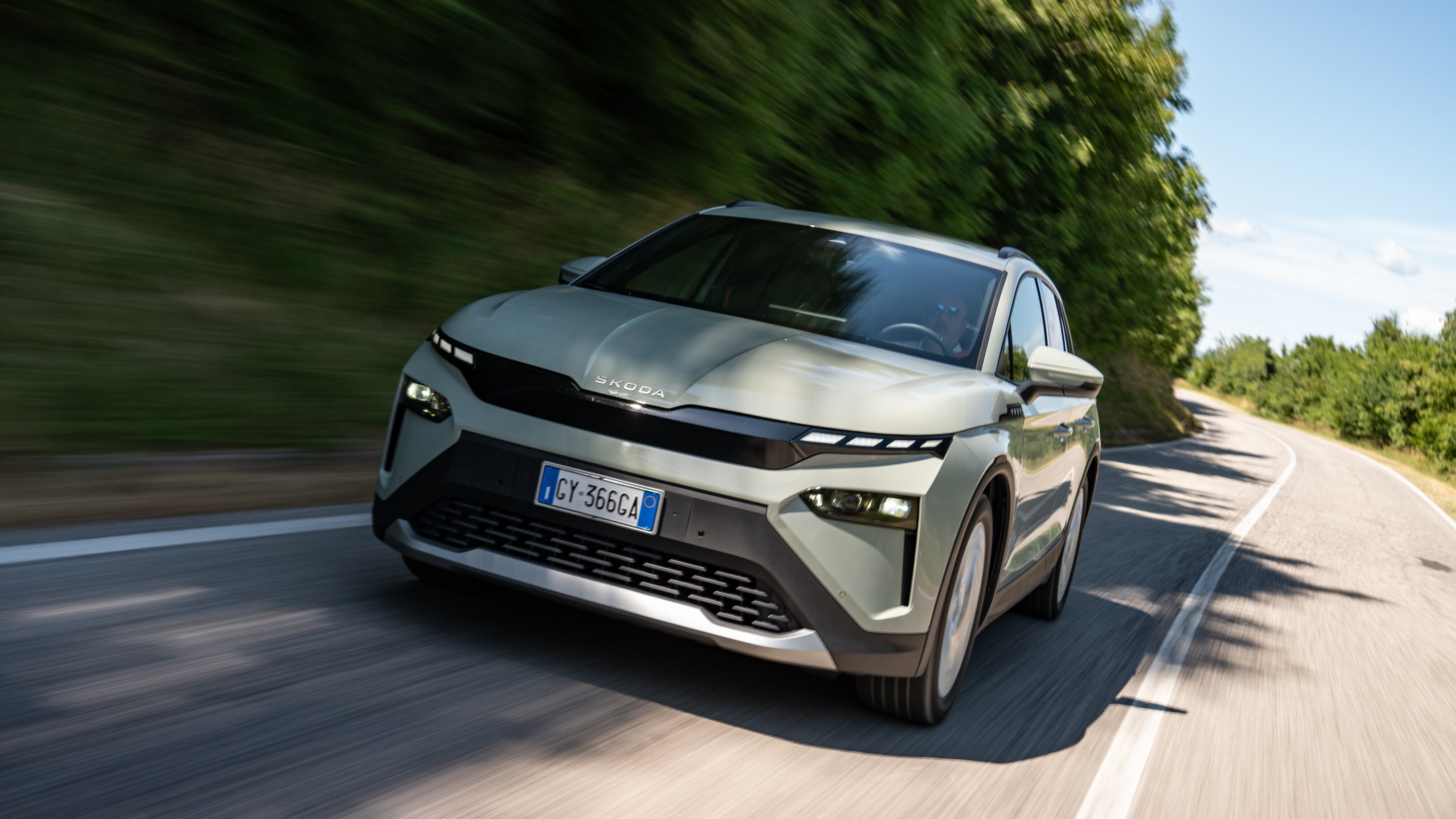 Škoda Elroq, primo contatto col C-SUV elettrico che offre spazio e agilità