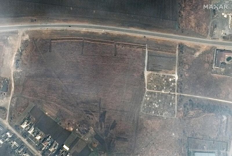 Le immagini satellitari delle fosse comuni di Mariupol  1