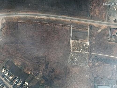 Le immagini satellitari delle fosse comuni di Mariupol