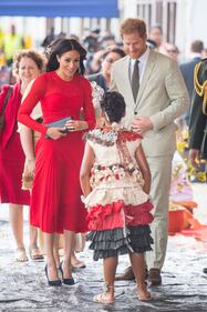 Dall'abito di Meghan spunta il cartellino 8