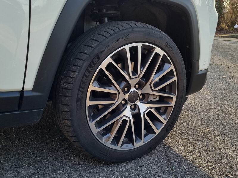 Jeep Compass 4XE, guarda le foto del suv ibrido plug-in 6