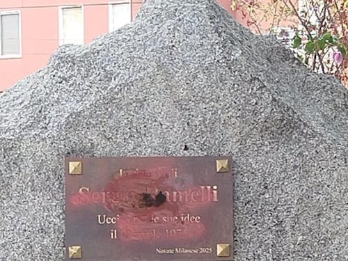Targa di Ramelli vandalizzata. "Non cancellate il suo ricordo"