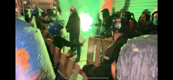Scontri tra agenti e militanti di Casapound a Casal Bertone 6