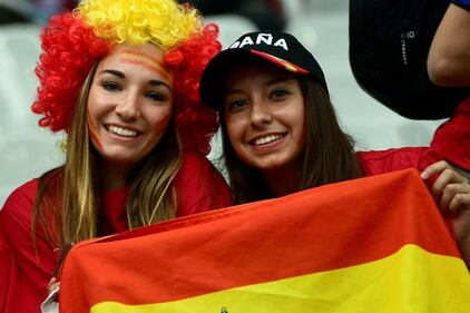 Italia-Spagna: ecco le tifose sexy sugli spalti 6