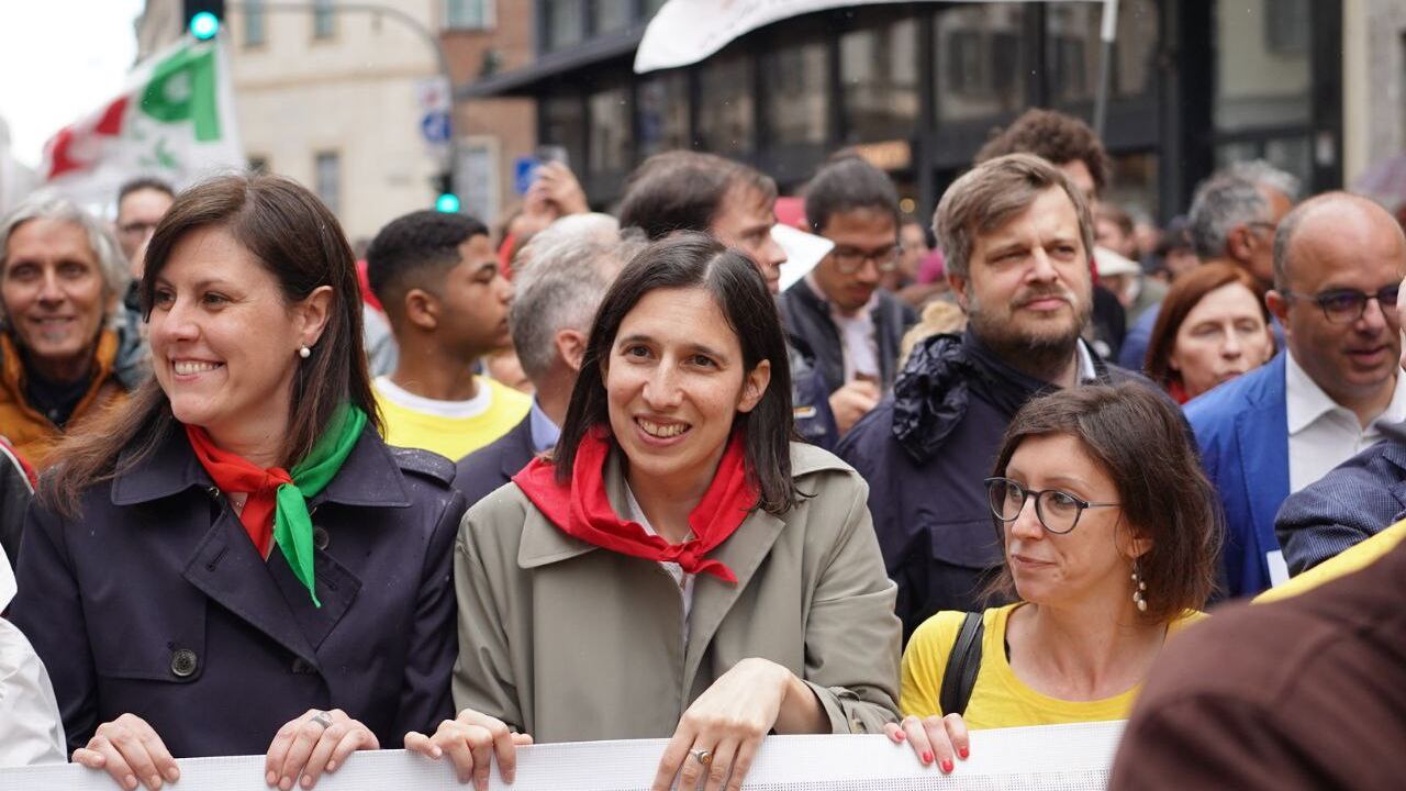 Pretendono che Giorgia si dichiari antifascista ma la Schlein balbetta sul no al comunismo
