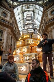 Ecovandali di Ultima generazione imbrattano l’albero di Gucci 2