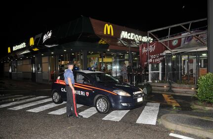 Crolla gazebo di McDonald's: un bimbo ferito 10