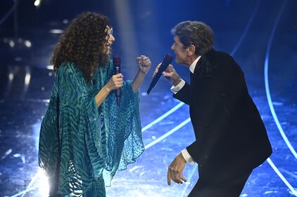 Sanremo 2024: ecco il look della terza serata del Festival dI conduttore, co-conduttrice e ospiti 20