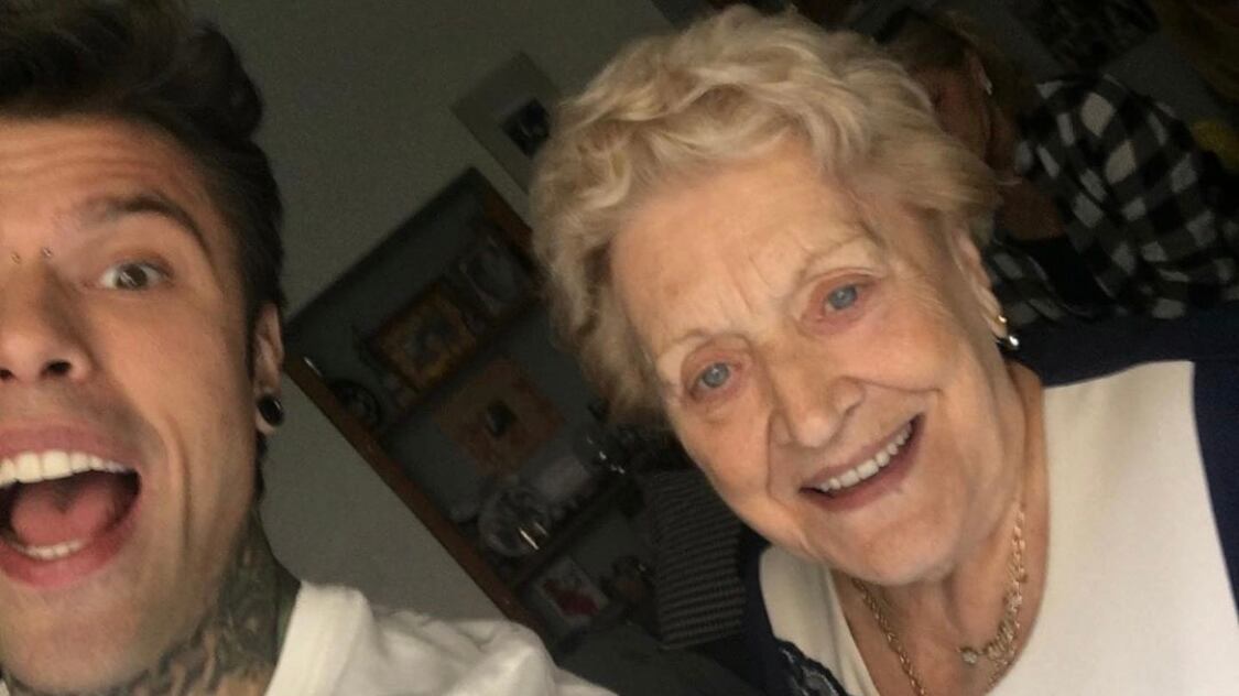 "Oggi ci vorrebbe Mussolini". Ma la sinistra non perdona le parole della nonna di Fedez