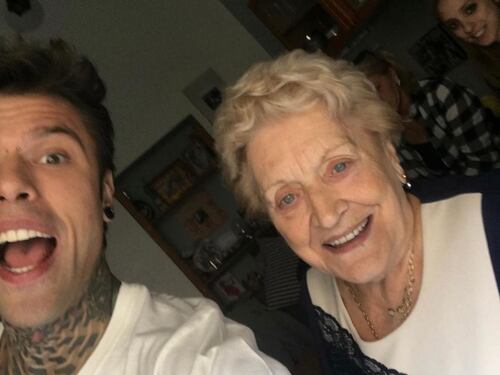 "Oggi ci vorrebbe Mussolini". Ma la sinistra non perdona le parole della nonna di Fedez