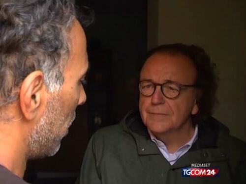 Senza permesso e ai domiciliari il papà difende i due stupratori