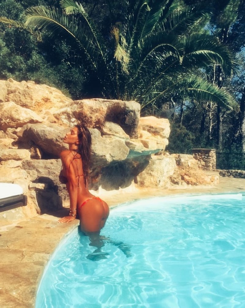 Belen Rodriguez: le foto sexy del lato b 1