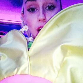 Miley Cyrus hot a Hilarity for Charity 6