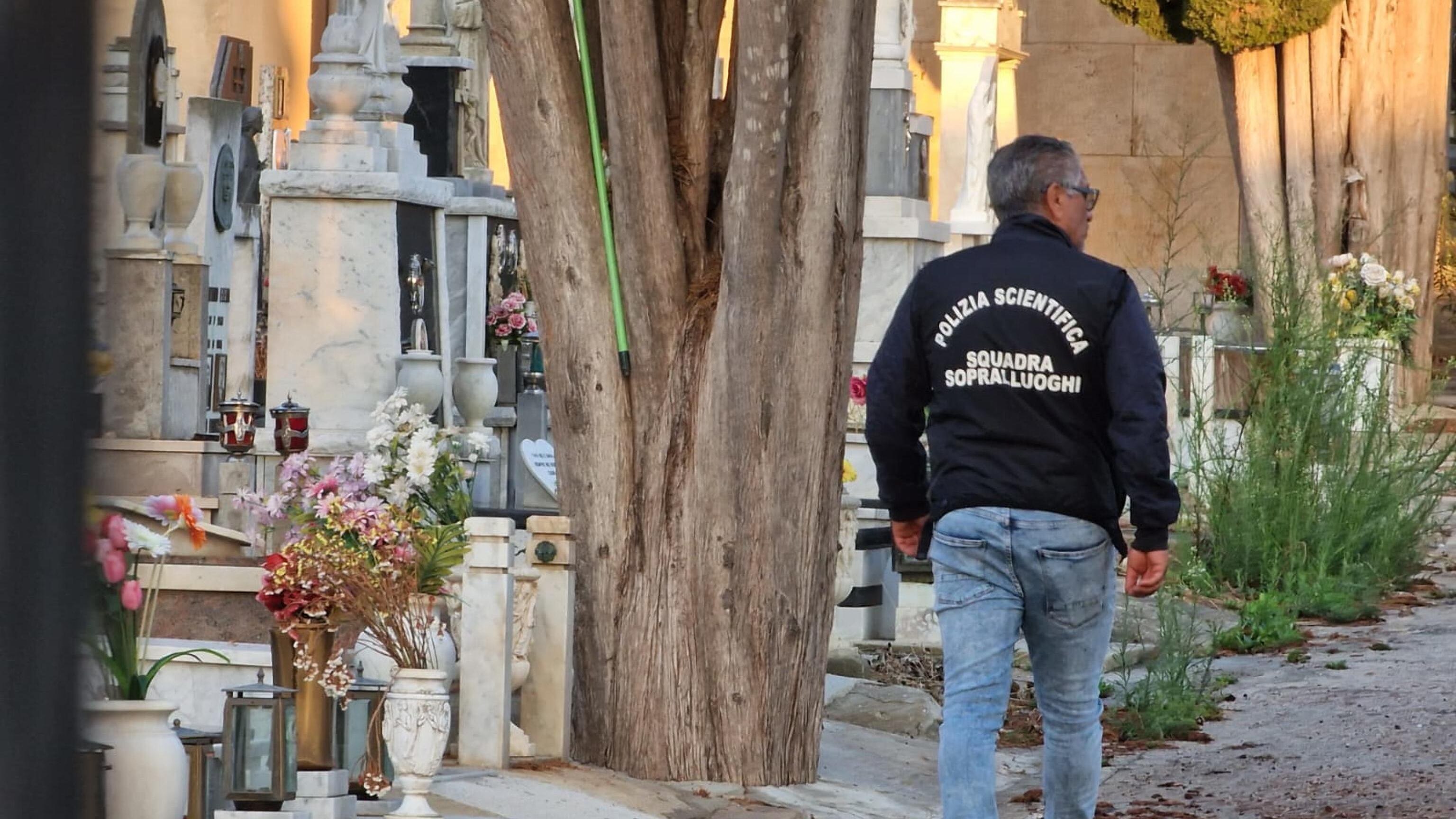 Funerali Messina Denaro, la salma arriva nel cimitero di Castelvetrano