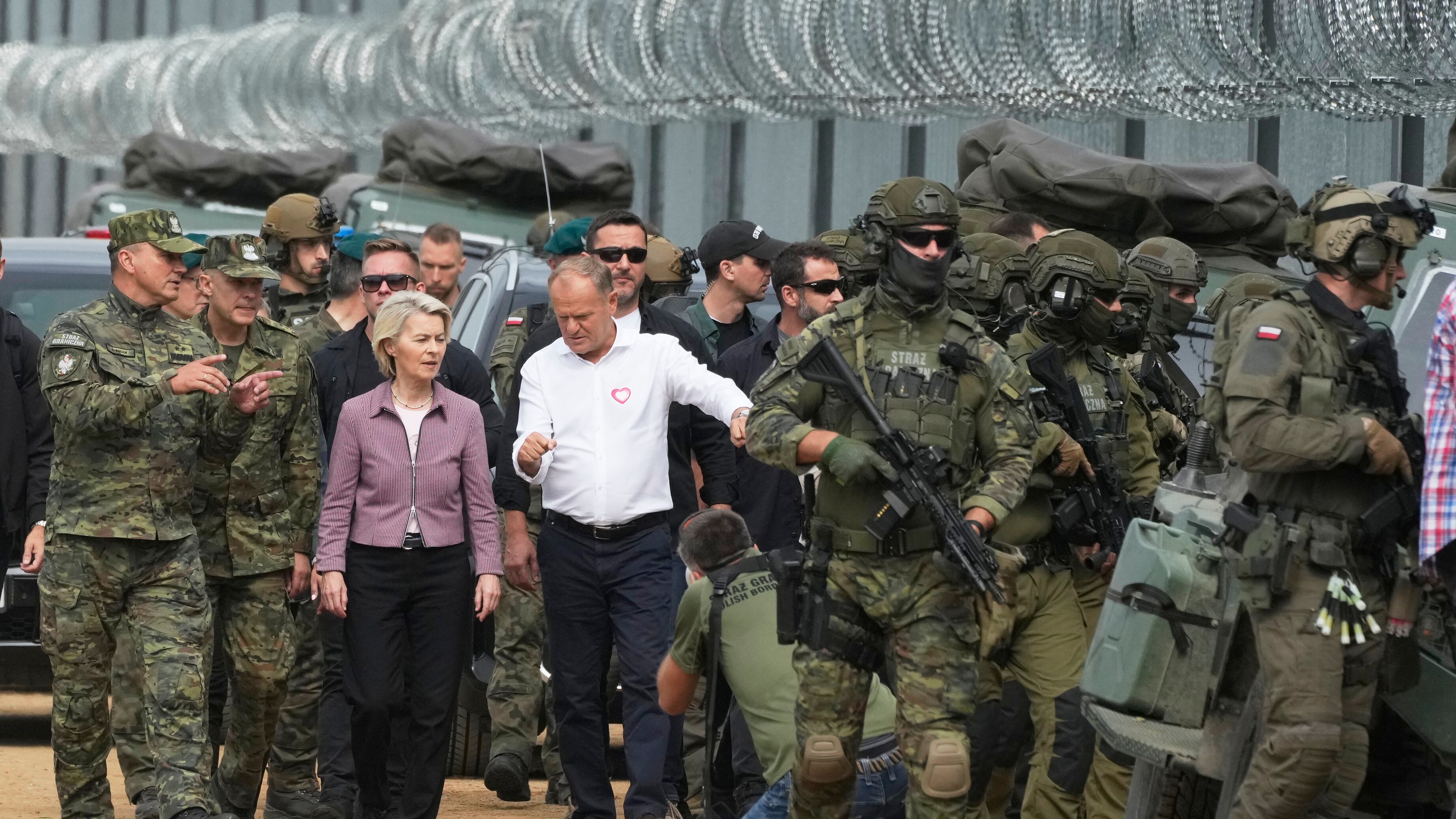 Von der Leyen e Tusk al confine tra Bielorussia e Polonia: "Abbiamo road map chiara per la sicurezza di Kiev"