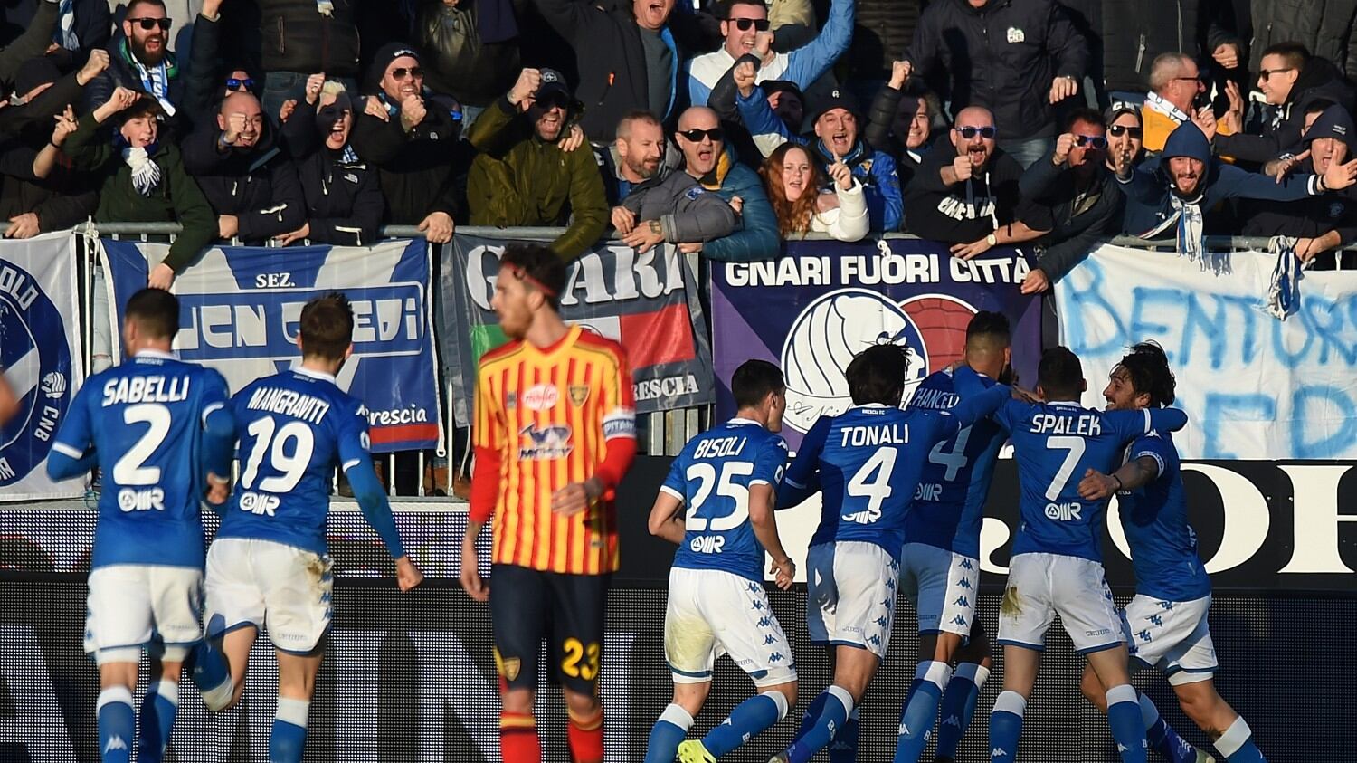 Il Brescia vince ancora: secco 3-0 al Lecce