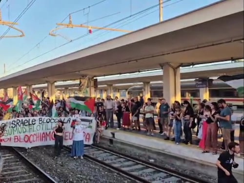 "Sostegno alla Flottiglia". Manifestanti pro Pal bloccano la stazione di Pisa