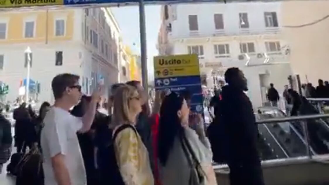 "Siete insetti". Lo strano messaggio sugli schermi: cosa succede nelle stazioni italiane