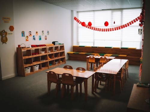 “Ti vuole un signore”: 45enne tenta di rapire un bimbo di 5 anni all’uscita da scuola. Paura nel Napoletano
