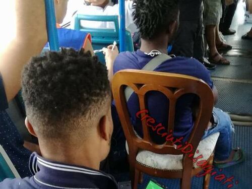Genova, gli immigrati si portano le sedie sull'autobus