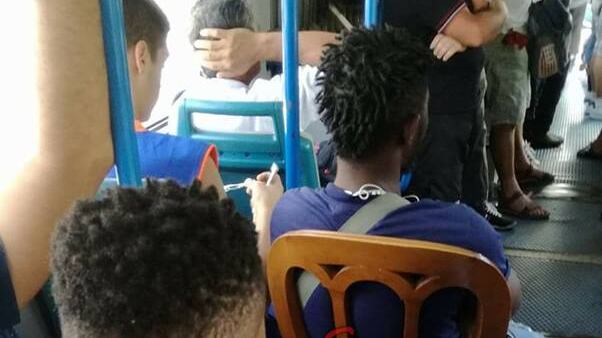 Genova, gli immigrati si portano le sedie sull'autobus