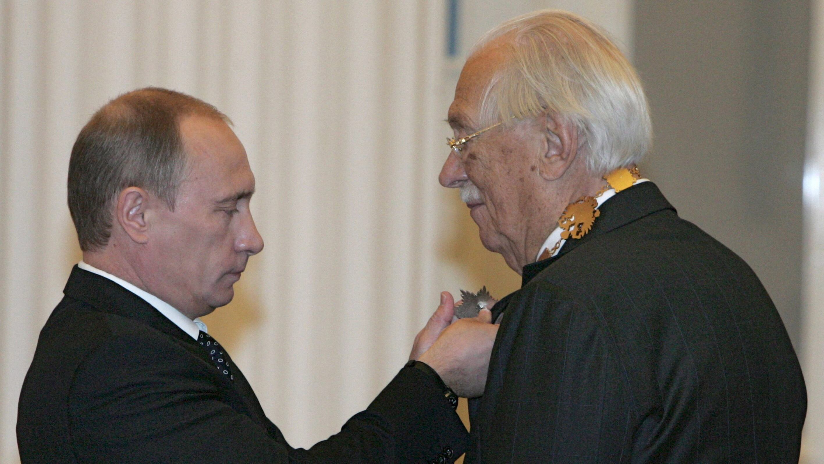 L'inno di Stalin riscritto tre volte e voluto da Putin