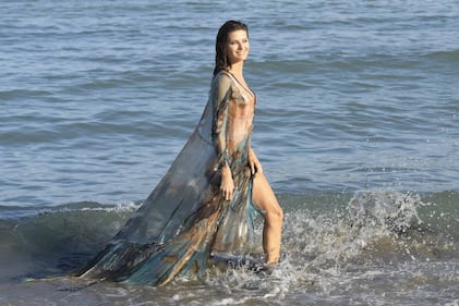 Isabeli Fontana infiamma il Festival di Venezia 2