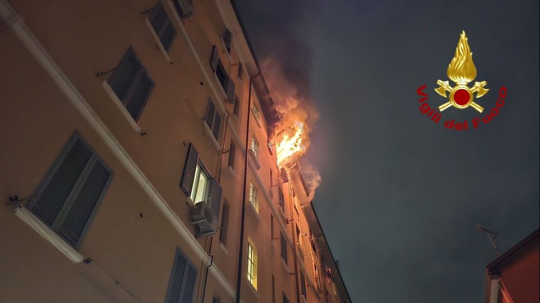 Milano, le fiamme distruggono un appartamento. Un testimone: "Un tentato suicidio"