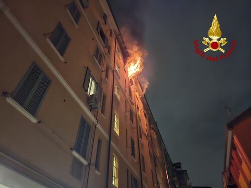 Milano, le fiamme distruggono un appartamento. Un testimone: "Un tentato suicidio"